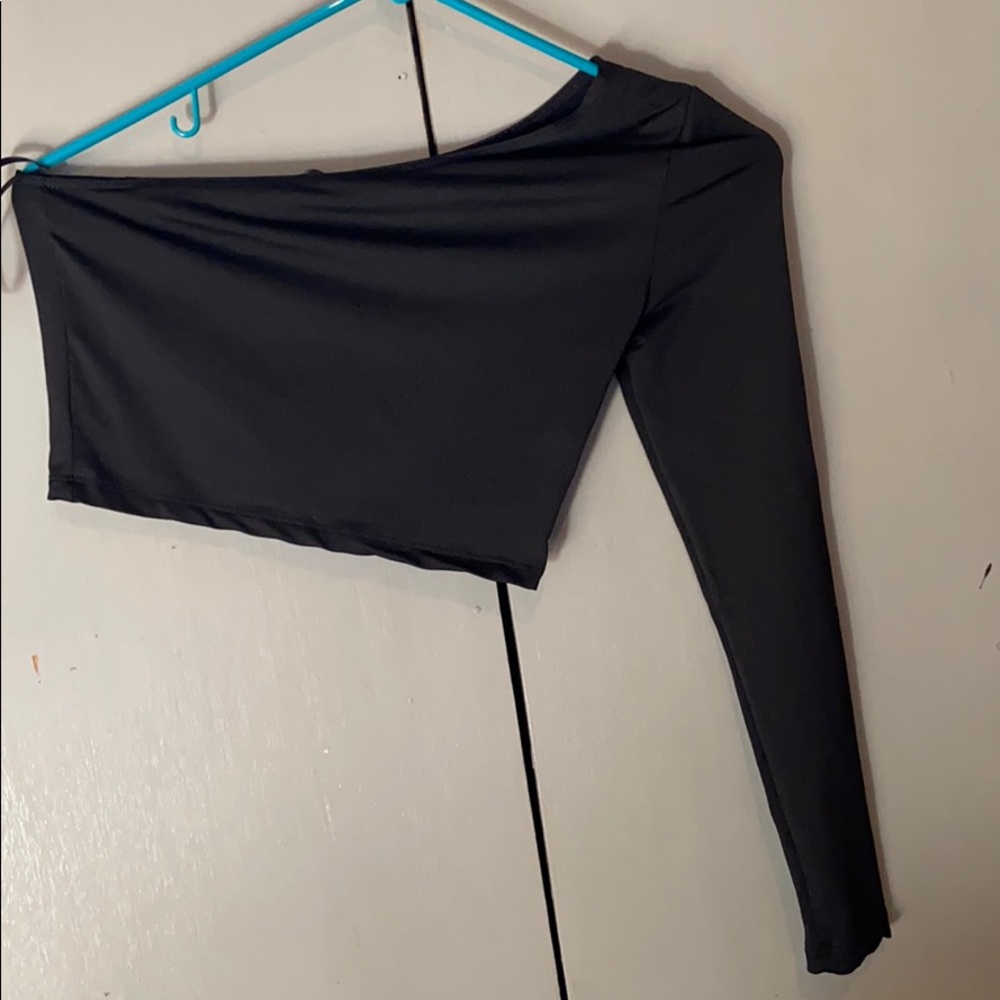 Cropped one sleeve shirt